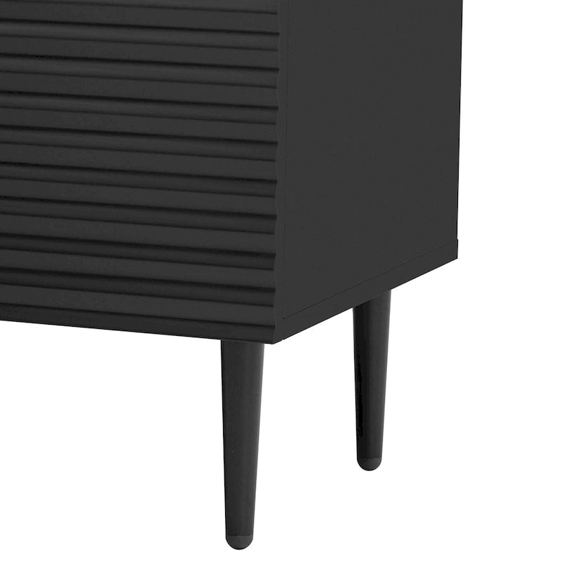 Moderní minimalistická boční skříňka s nastavitelnými policemi